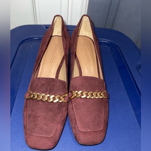 NWOT BERNARDO Avery Suede Pumps in Burgundy with Gold Chain Size 7.5 - Picture 5 of 13